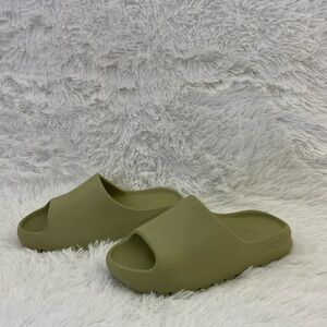 Adidas Yeezy Slides, Women’s, Olive Green Slippers.Size-7